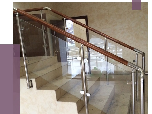 Комбинированные перила из металла и дерева в Ногинске